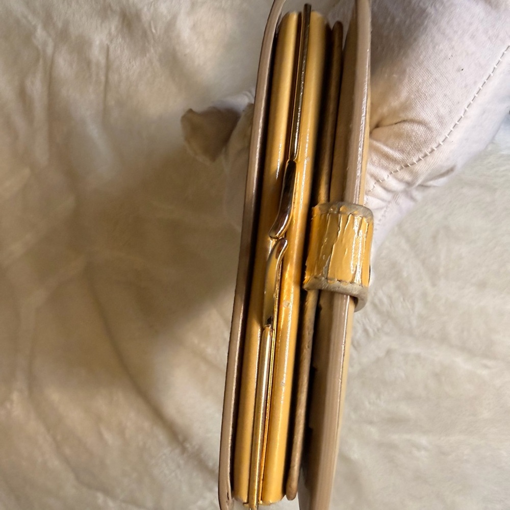 Louis Vuitton Yellow Monogram Vernis Wallet - Picture 5 of 16